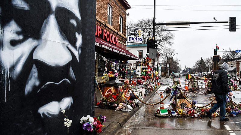 Un hombre camina cerca del improvisado memorial de George Floyd en Mineápolis (Estados Undidos)