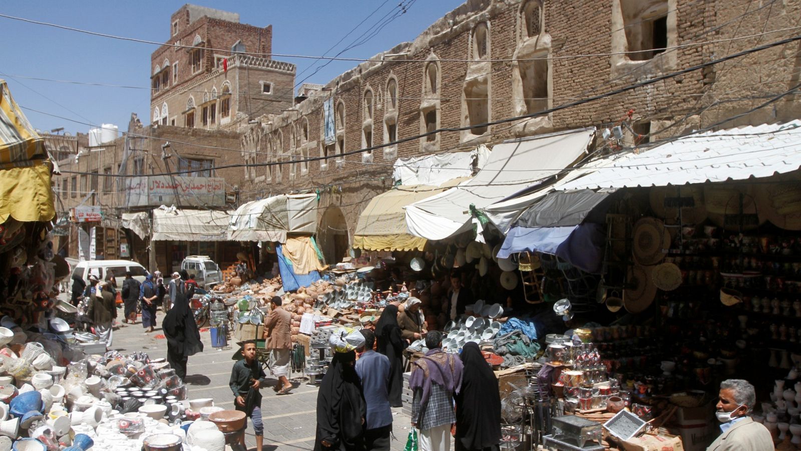 Un mercado en el centro histórico de Saná, capital de Yemen