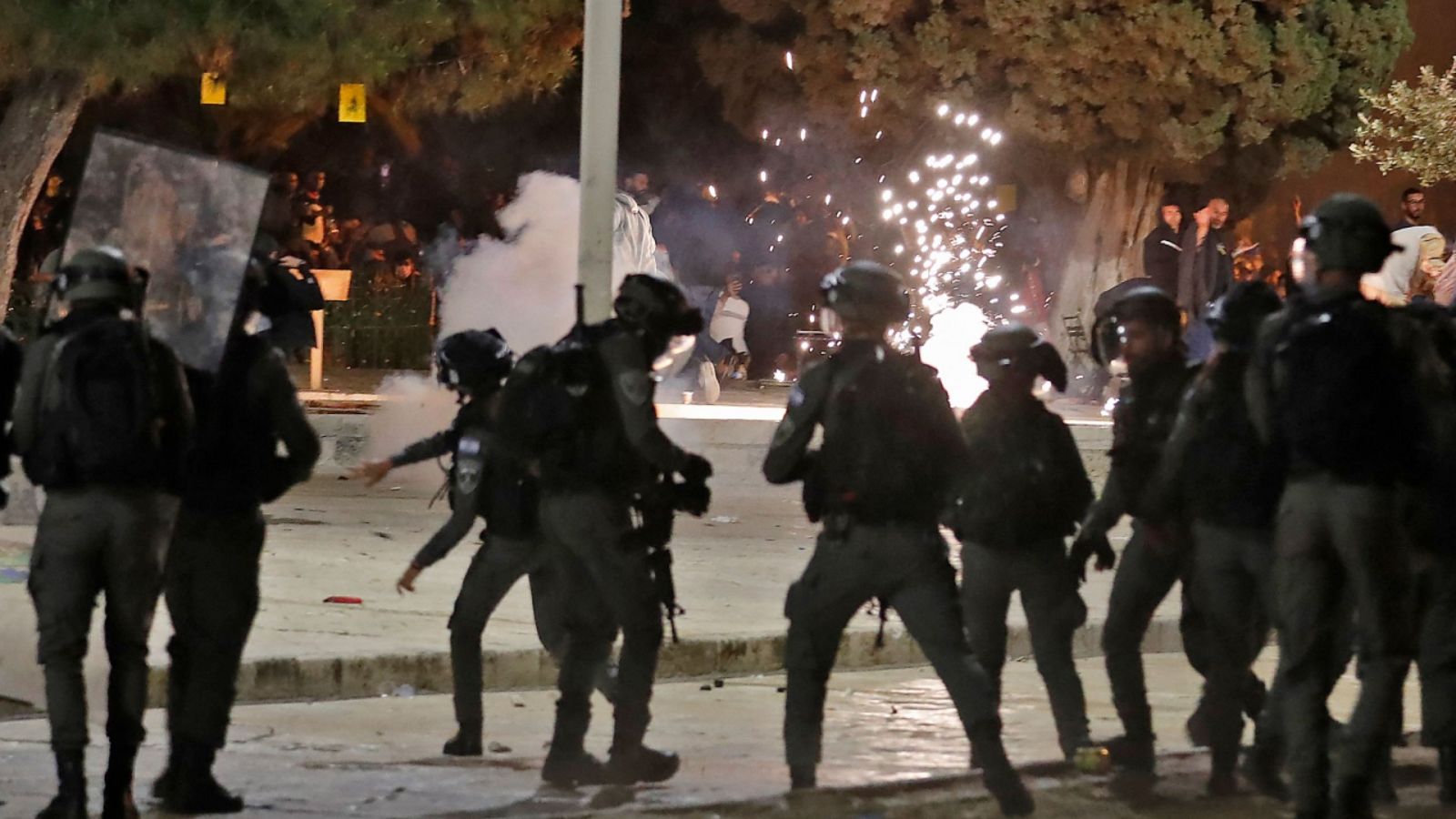 Una imagen de los enfrentamientos entre palestinos y la policía israelí cerca de la Mezquita de Al-Aqsa en Jerusalén.