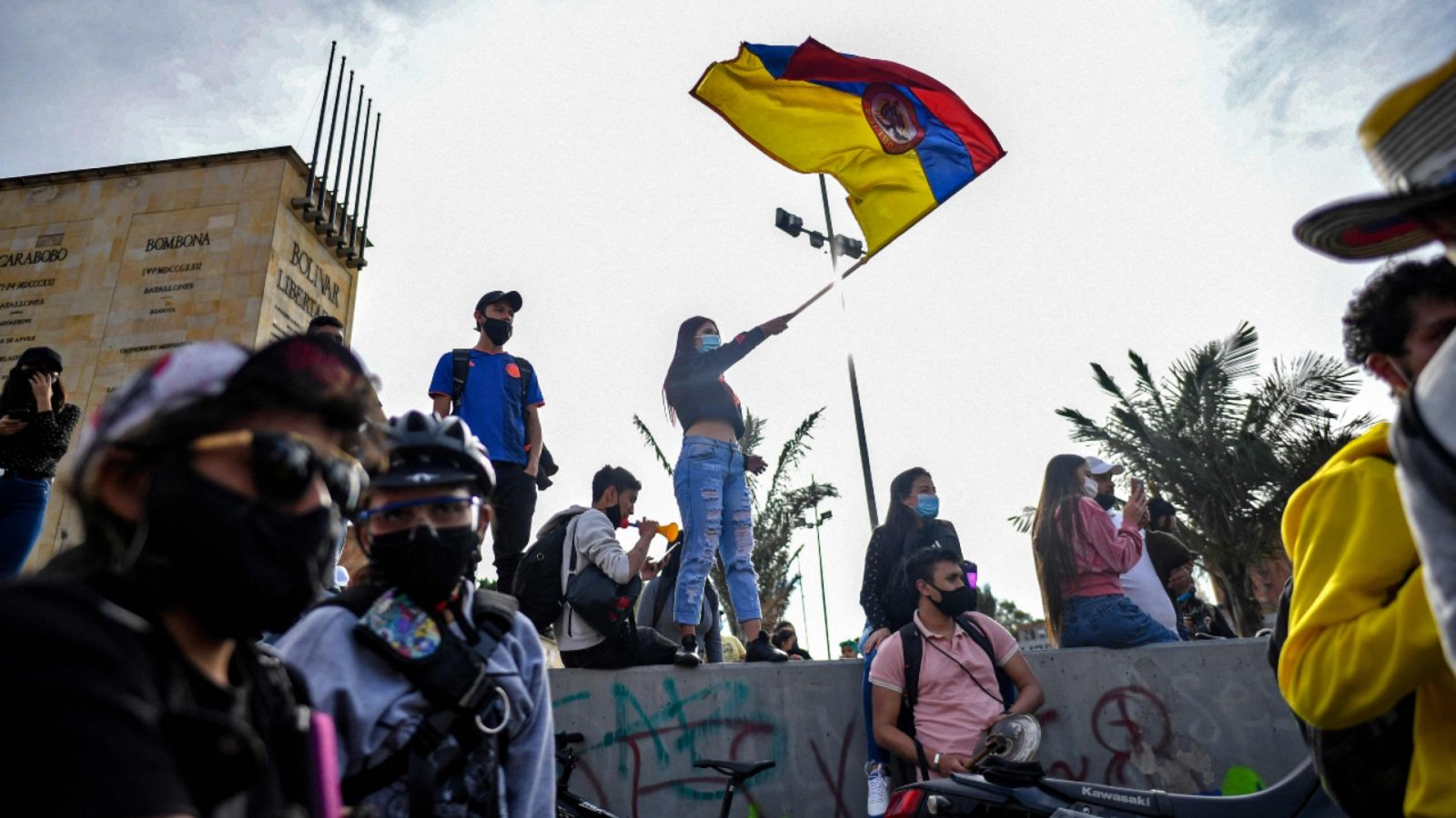 Una mujer sujetando una bandera de Colombia en medio de una manifestación contra el gobierno de Iván Duque en Bogotá.