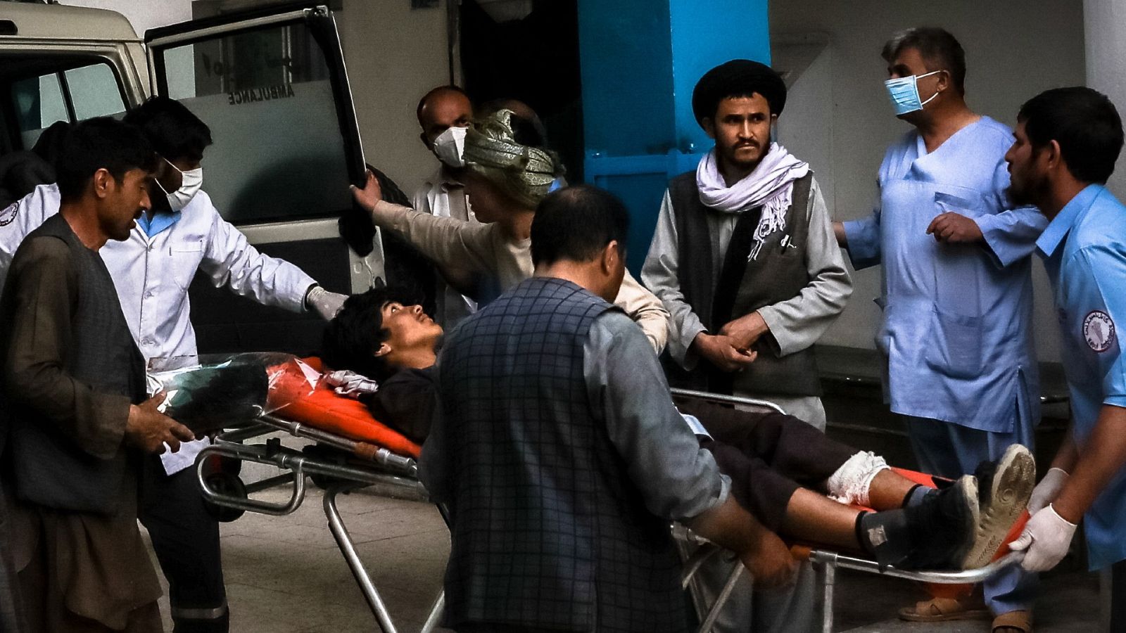 Uno de los heridos en el atentado siendo traslado a un hospital de Kabul, Afganistán.