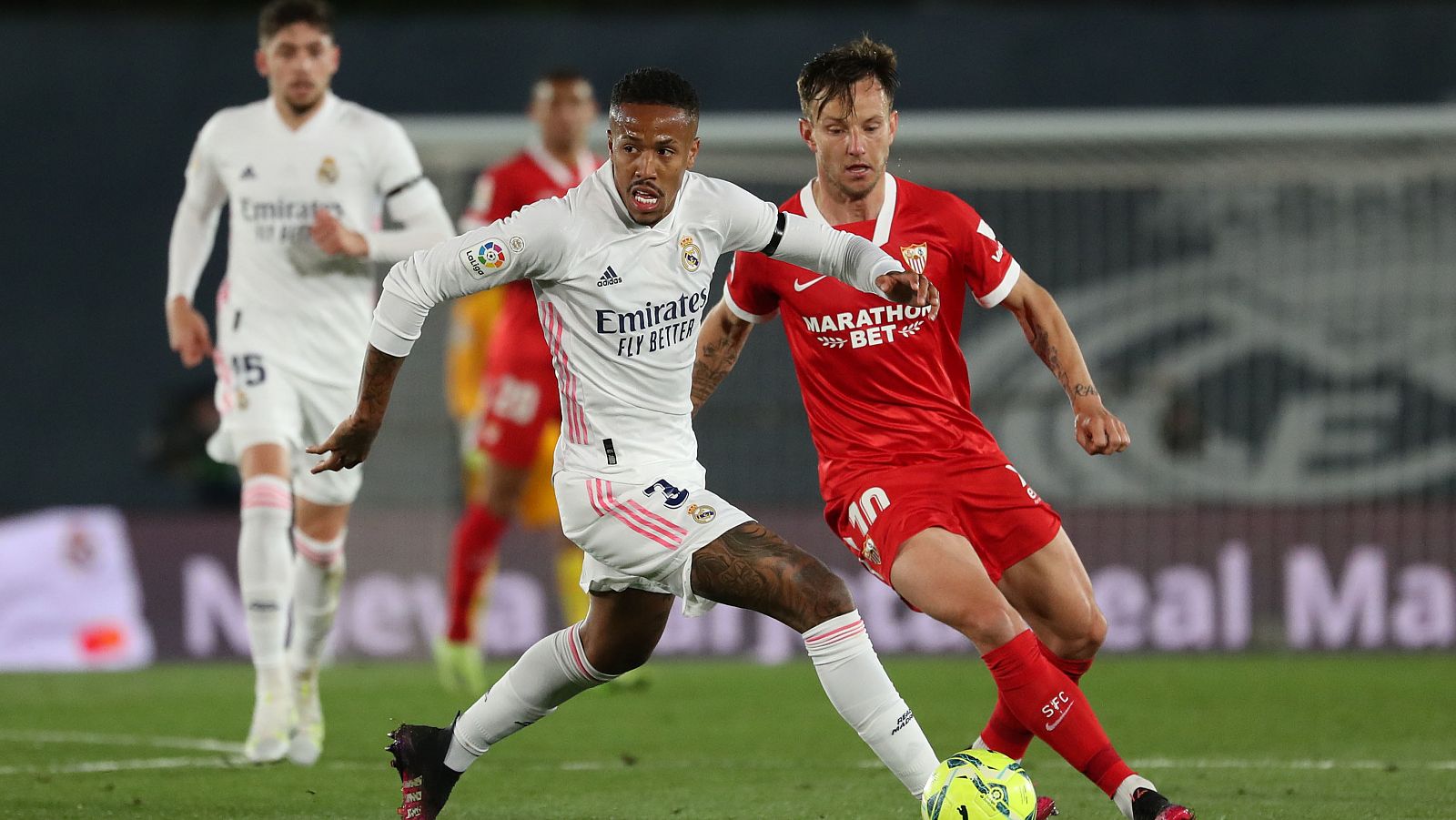 Militao y Rakitic, en un lance del partido.