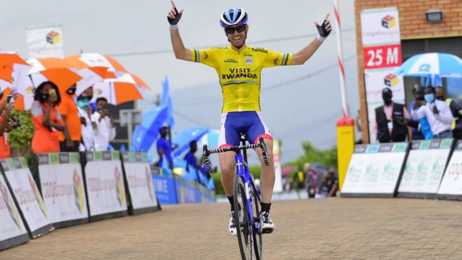 Cristián Rodríguez celebra su victoria en el Tour de Ruanda.