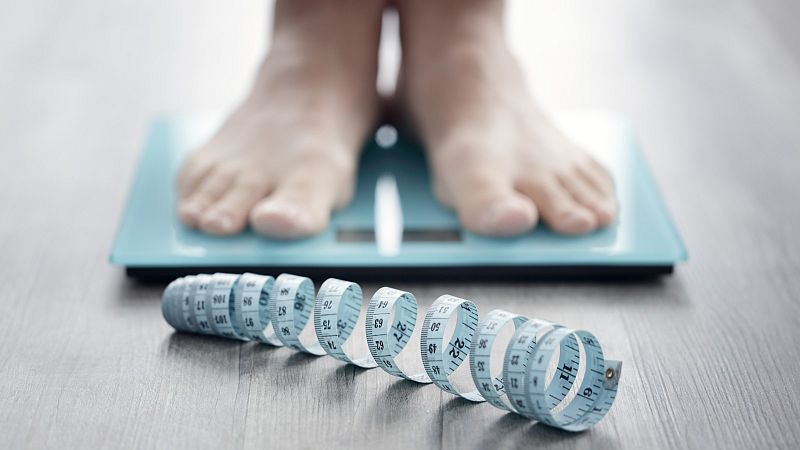 Una persona se pesa en una báscula en una imagen de archivo.