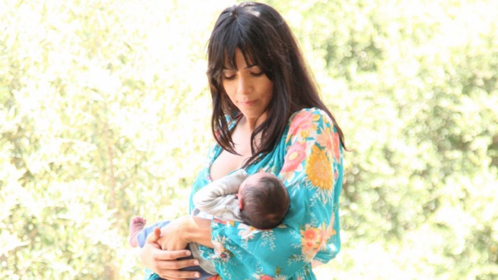 Raquel del Rosario junto a su hijo