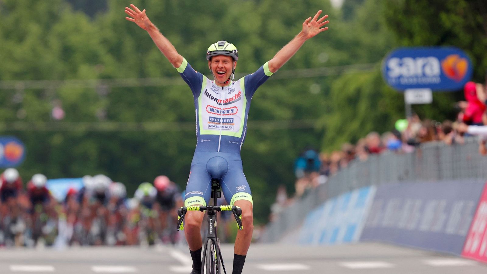 El ciclista nerlandés, Taco Van der Hoorn, al ganar la tercera etapa del Giro de Italia