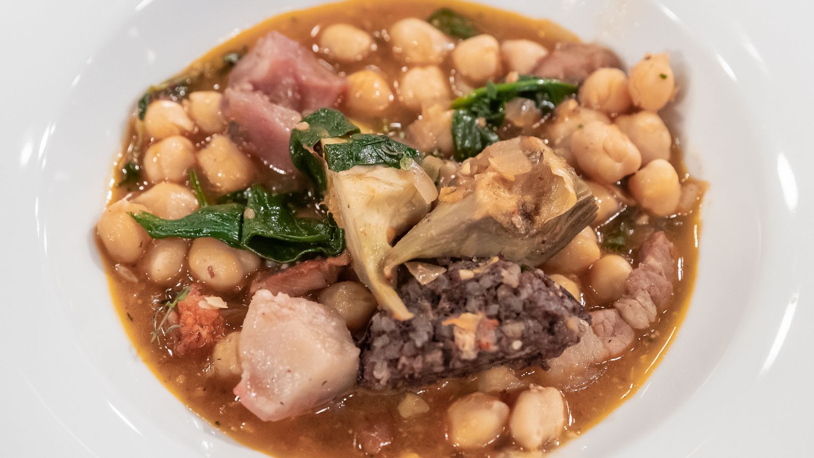 Un opción para comer en un solo plato garbanzos y alcachofas