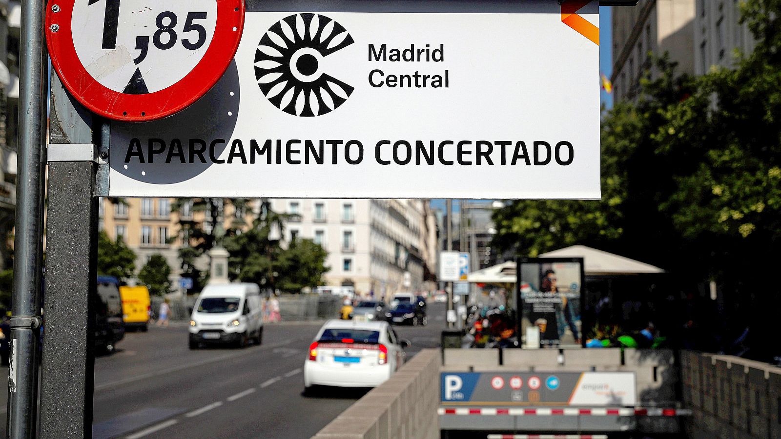 Fotografia de archivo (08/07/2019) de un cartel de Madrid Central.