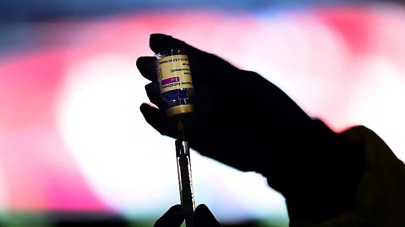 Un sanitario prepara una dosis de la vacuna de AstraZeneca en el centro de vacunación masiva en el Wanda Metropolitano.