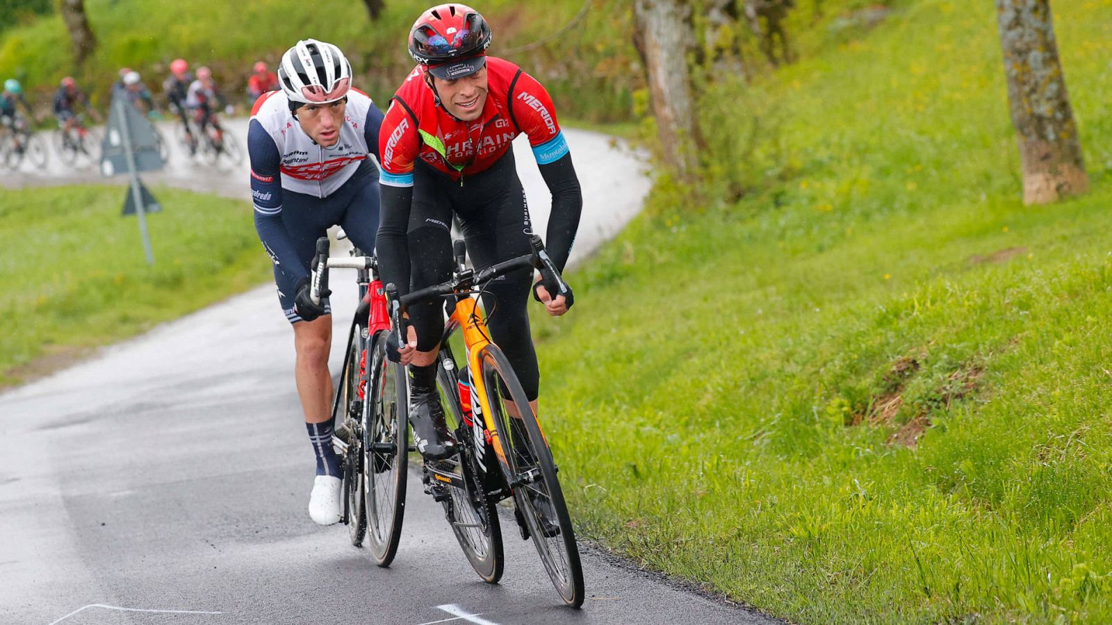 Landa, tras atacar en los últimos kilómetros de la cuarta etapa en el Giro, seguido de Ciccone