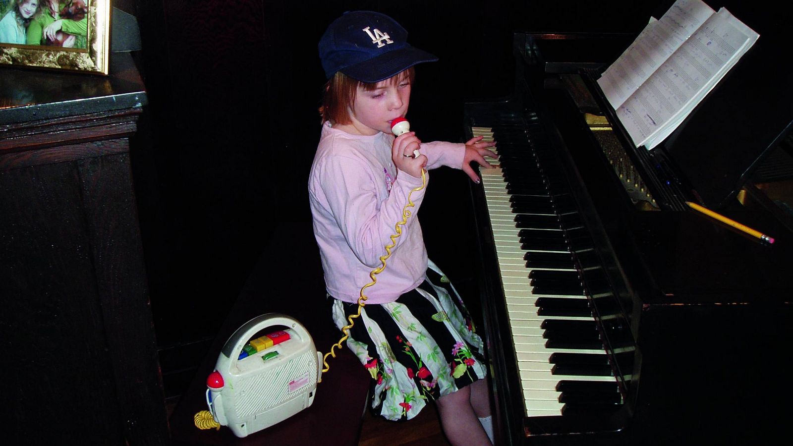 Billie Eilish tocando el piano de pequeña