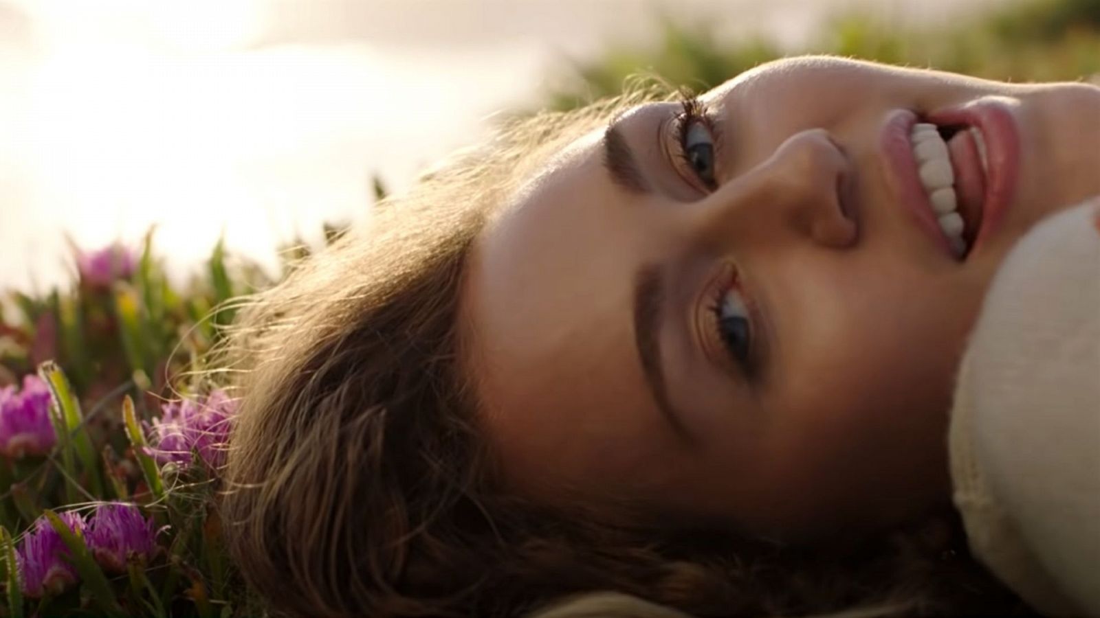 Miley Cyrus en su videoclip de "Malibu"