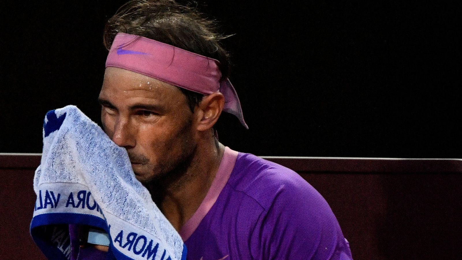 Rafa Nadal se seca el sudor con una toalla durante el partido ante Sinner en Roma