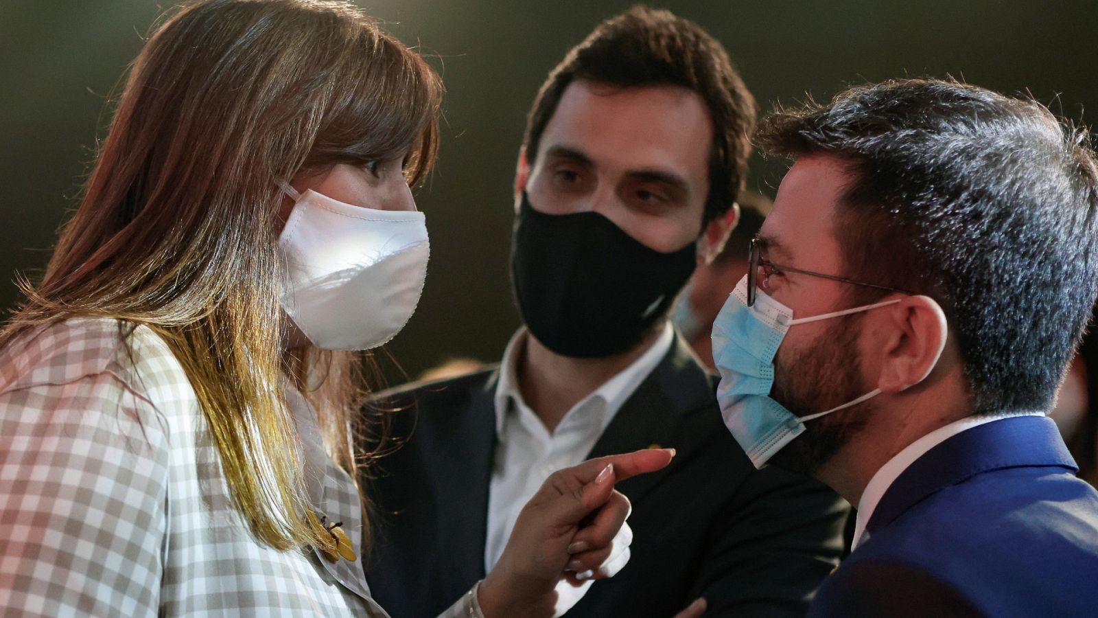 El candidato de ERC a la presidencia de la Generalitat, Pere Aragonès, conversa con la presidenta del Parlament, Laura Borràs (Junts), en un acto en L'Hospitalet de Llobregat, en Barcelona