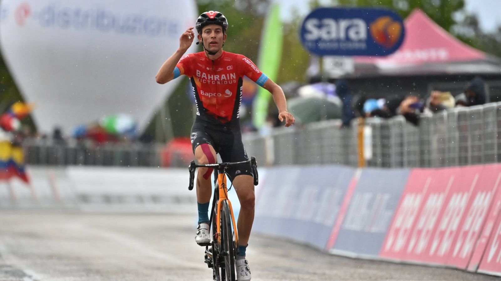 Gino Mäder gana en Ascoli Piceno por Mikel Landa y Atila Walter se viste de rosa