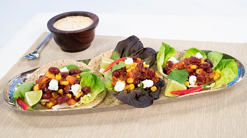Tacos vegetarianos de alubias al pastor con salsa de yogur