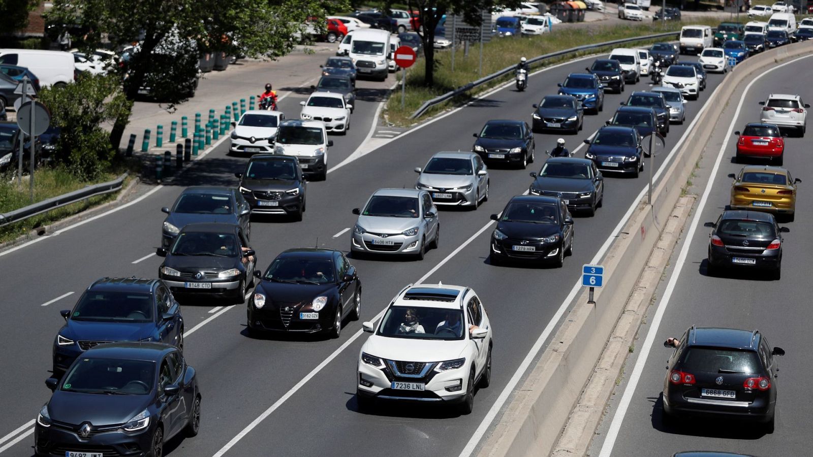 Vista de uno de los accesos a Madrid este viernes en el que comienza el primer fin de semana completo sin estado de alarma.