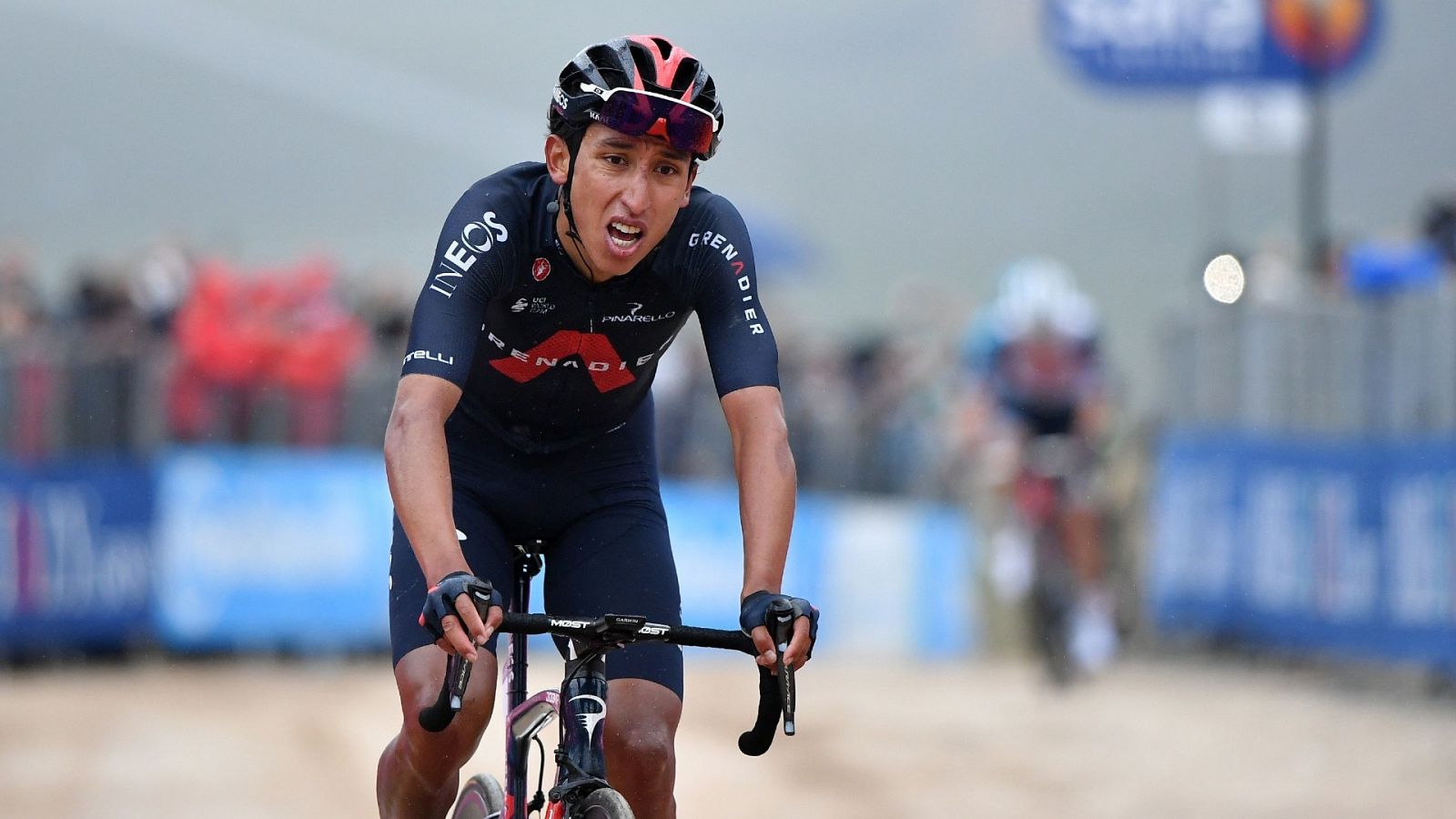 Egan Bernal se desata en el 'sterrato' de Campo Felice y se viste de rosa