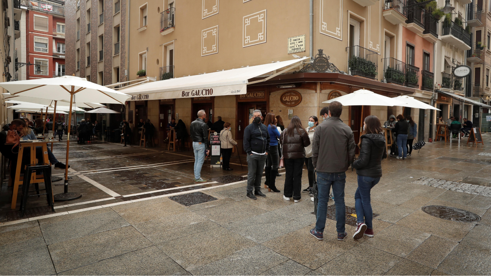 Clientes en la entrada a un bar de Navarra.