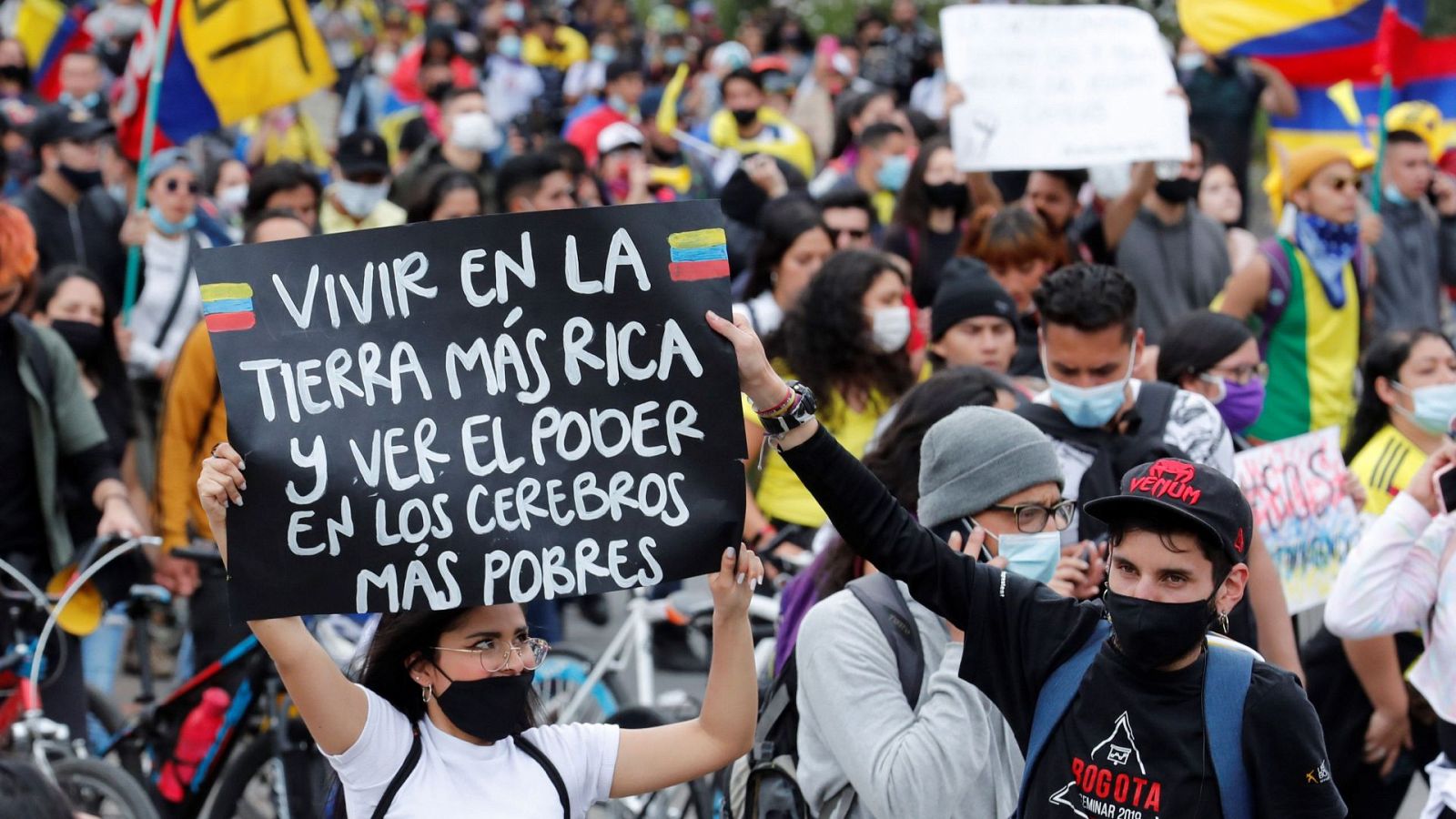 Cientos de personas participan en una manifestación contra el Gobierno de Iván Duque en la capital de Colombia, Bogotá.