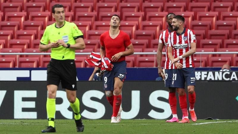 Luis Suárez celebra su gol a Osasuna.