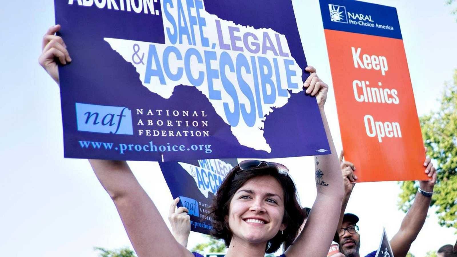 Manifestantes a favor del aborto legal y seguro durante una manifestación en Washington ante la sede del Tribunal Supremo