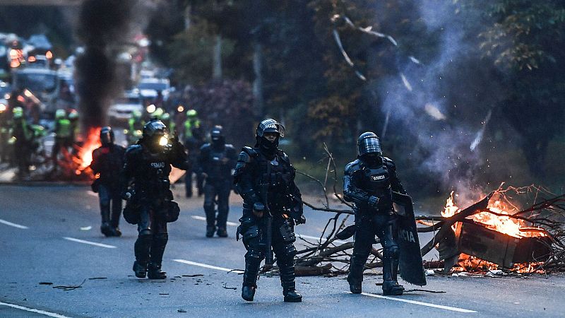 Un grupo de policías deshace las barricadas de los manifestantes