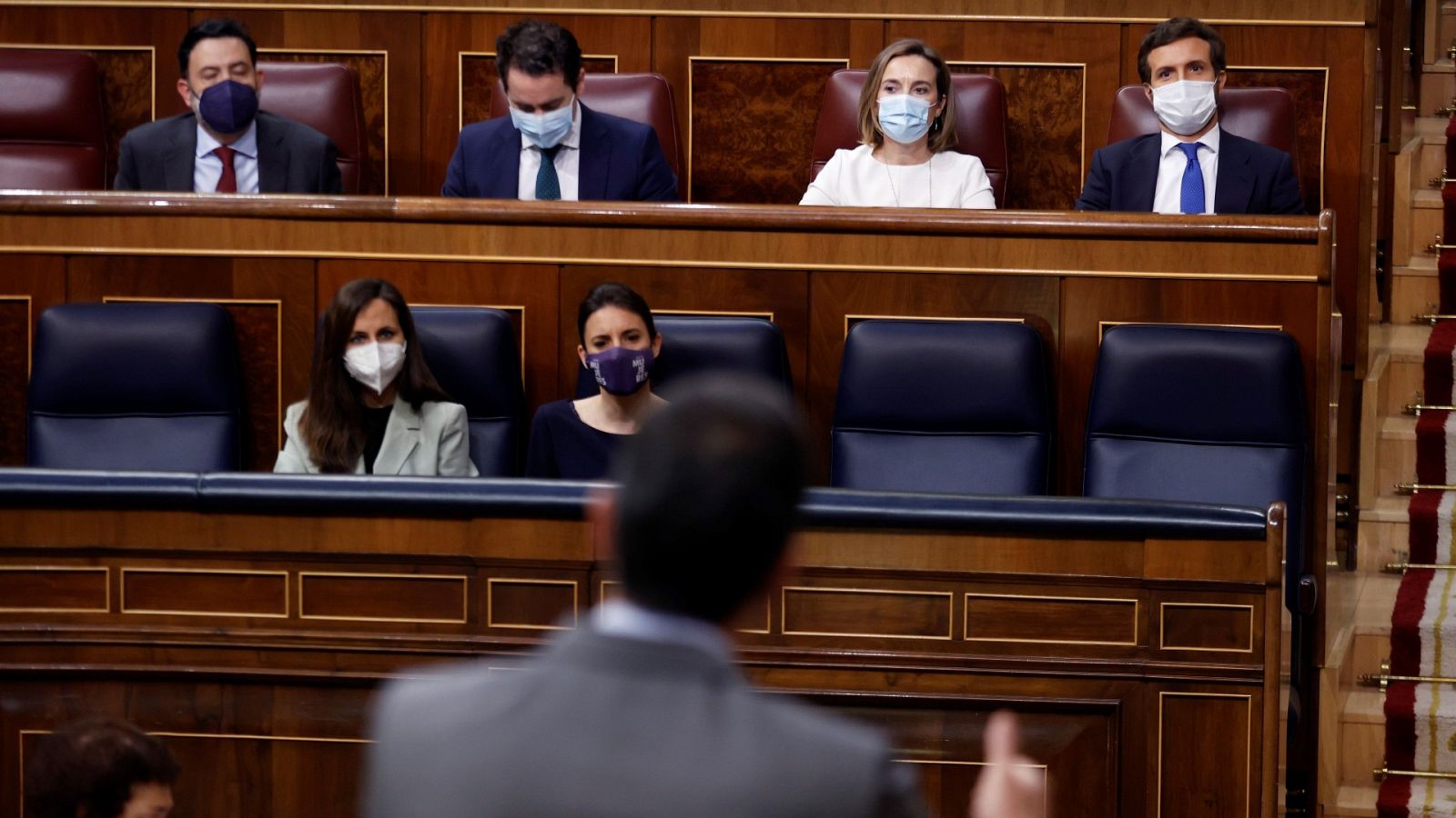 El líder del PP, Pablo Casado, escucha al presidente del Gobierno, Pedro Sánchez, en el Congreso.