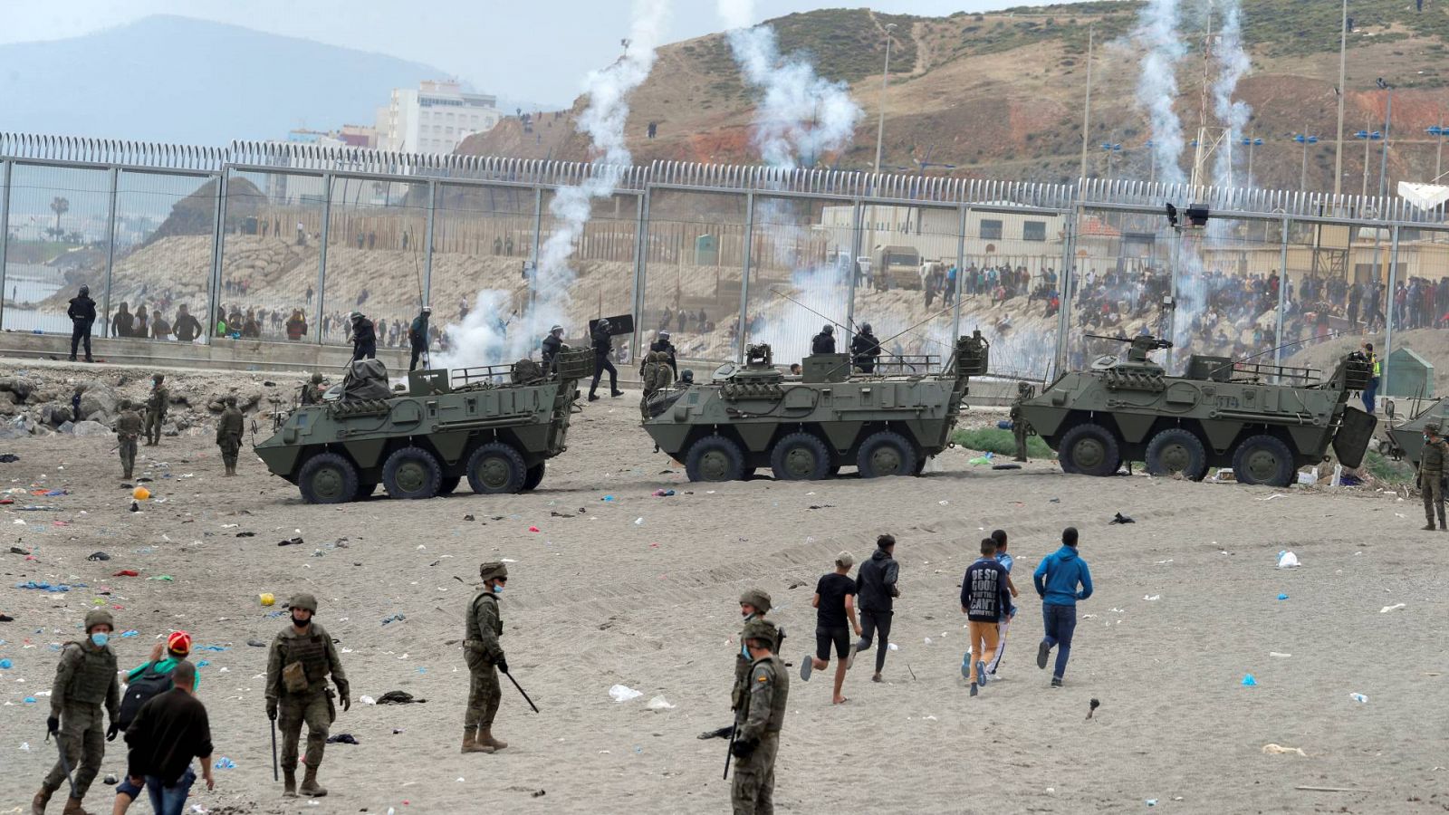 España despliega los tanques del Ejército tras la entrada de más de 6.000 migrantes en Ceuta