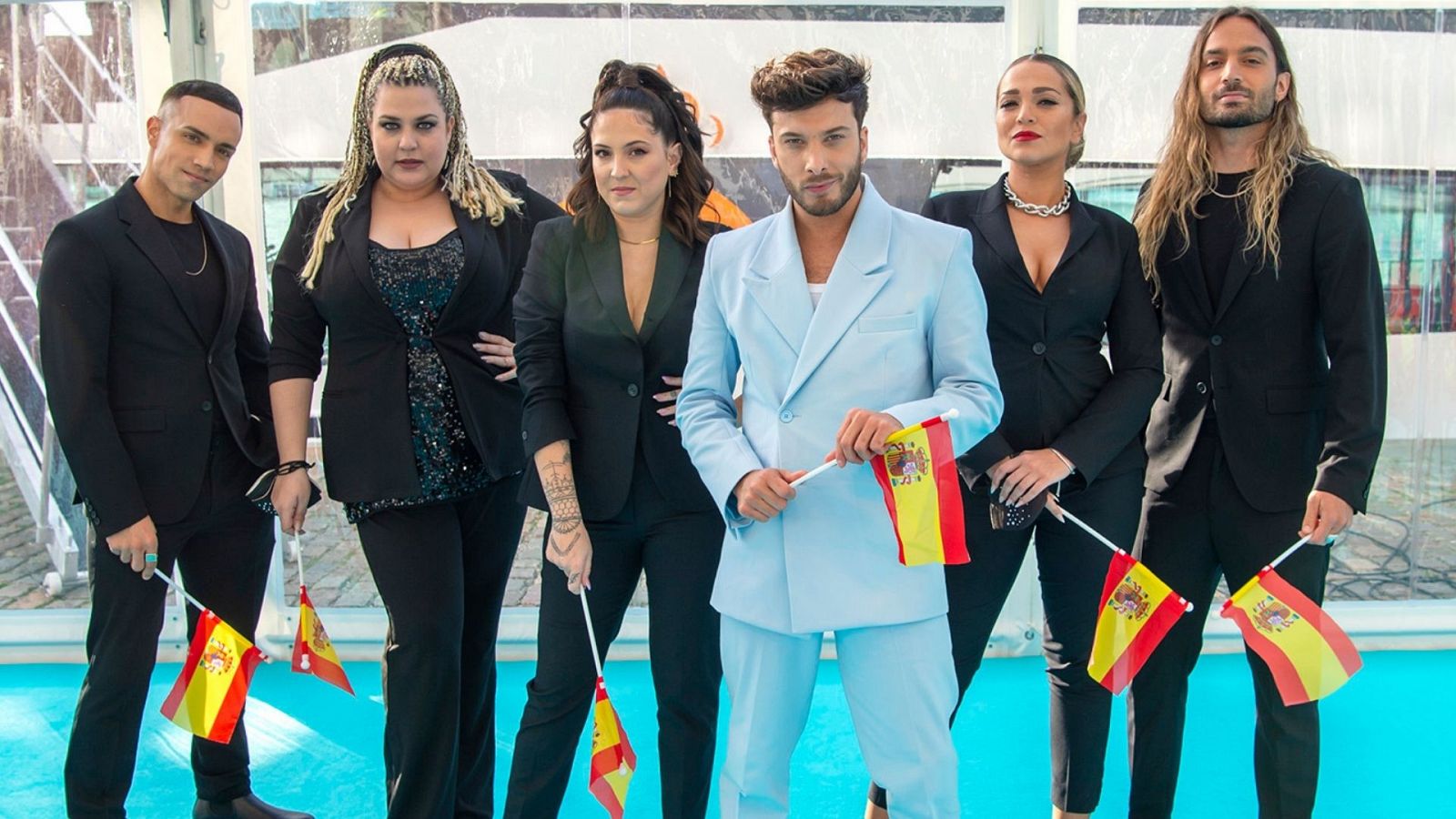 Blas Cantó y su equipo de coristas vestidos de azul celeste para la 'Alfombra turquesa de Eurovisión