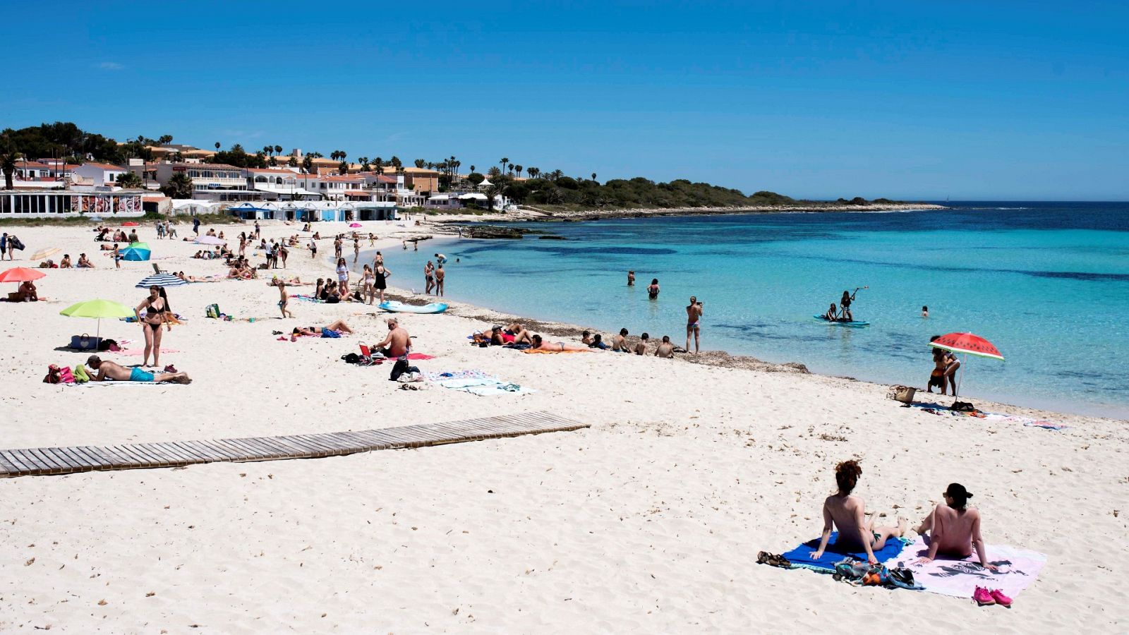 Turistas disfrutan de un día en la playa de Punta Prima, en Menorc