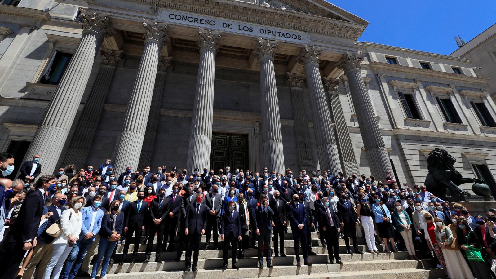 El líder del PP, Pablo Casado, junto con alcaldes, portavoces de ayuntamientos y presidentes de Diputación del PP