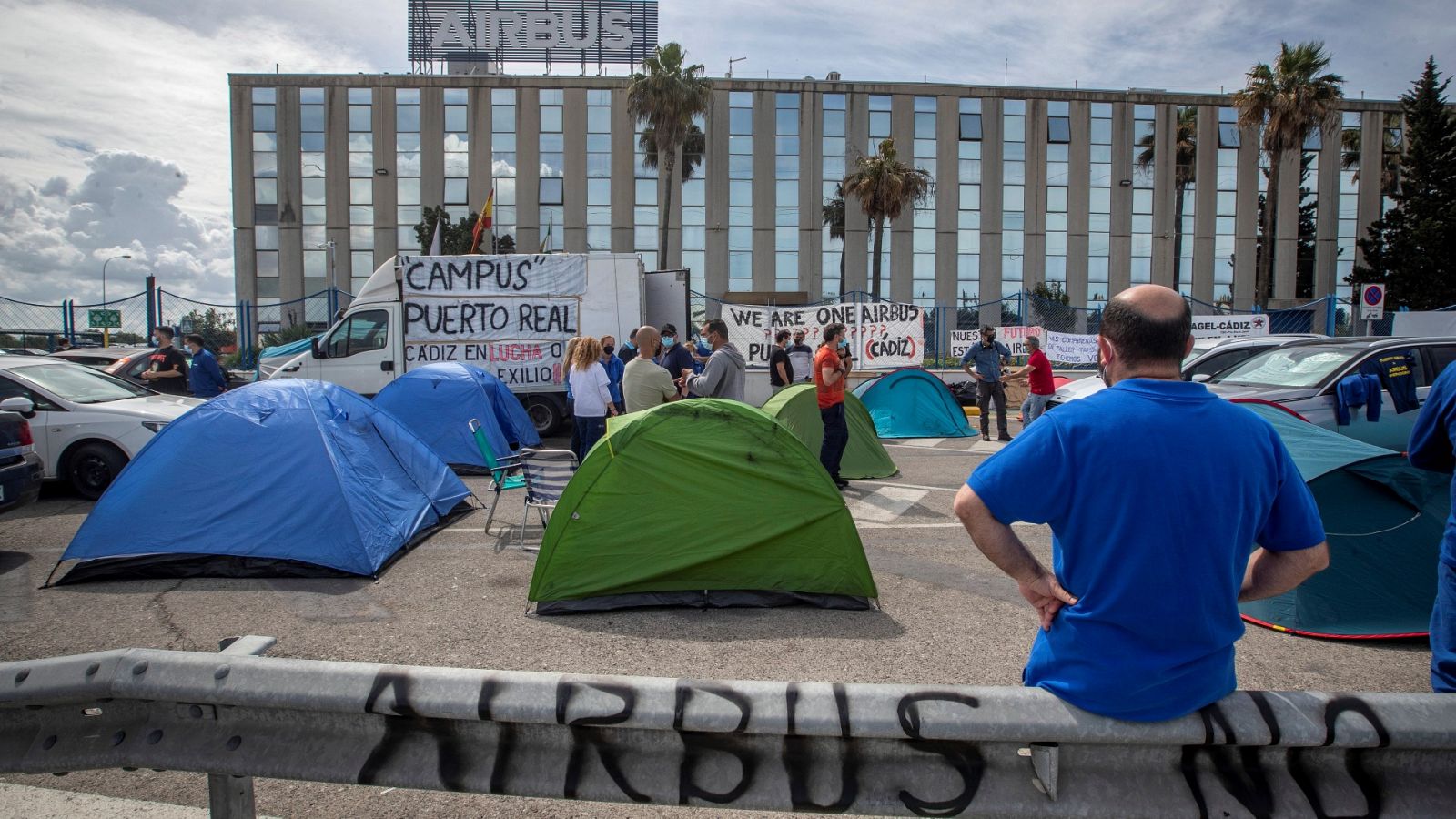 Trabajadores de Airbus protestan frente a la factoría de Puerto del Real