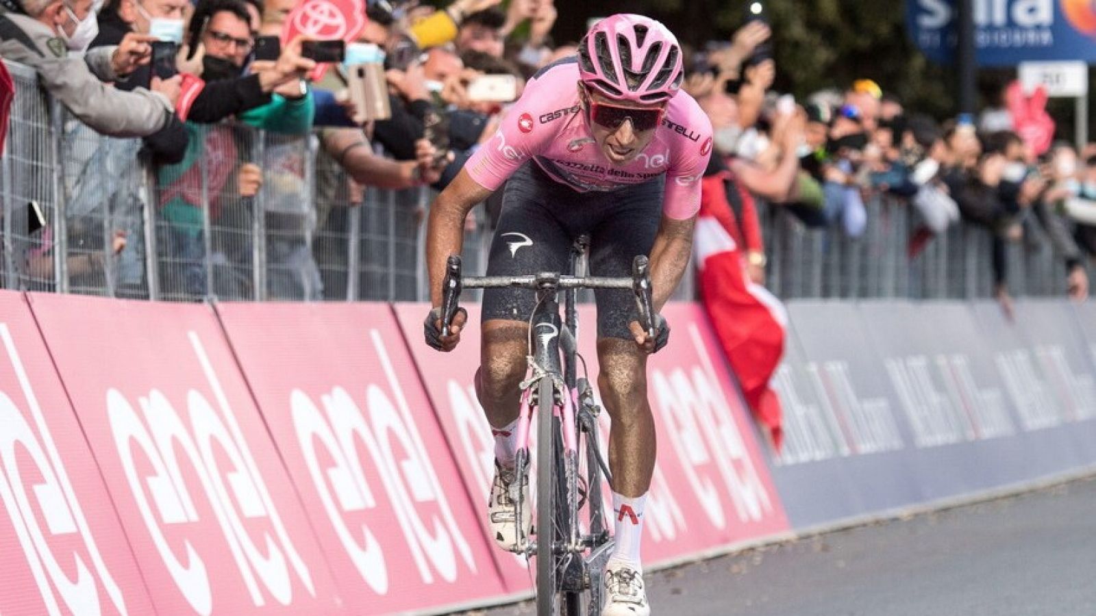 Egan Bernal tras cruzar uno de los 'sterrato' de la etapa 11 del Giro de Italia