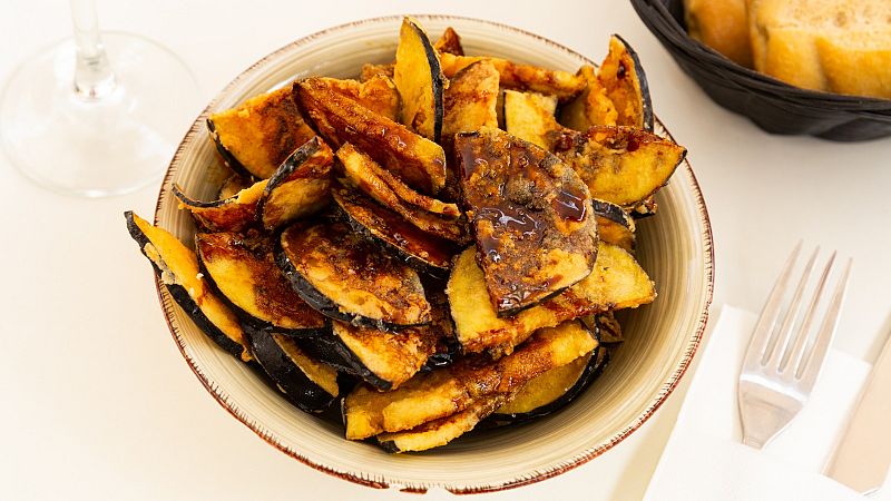 Receta de crujiente de berenjena con aceite de albahacaverdura