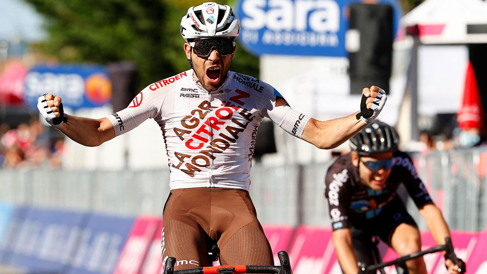 Andrea Vendrame celebra su victoria de etapa en el Giro.