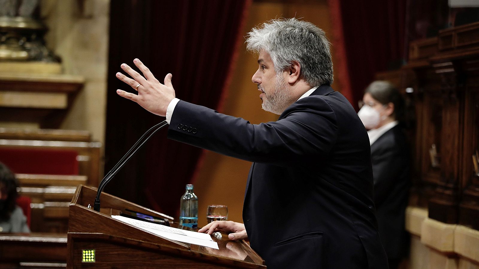 El president del grup parlamentari de Junts, Albert Batet durant la intervenció al Parlament