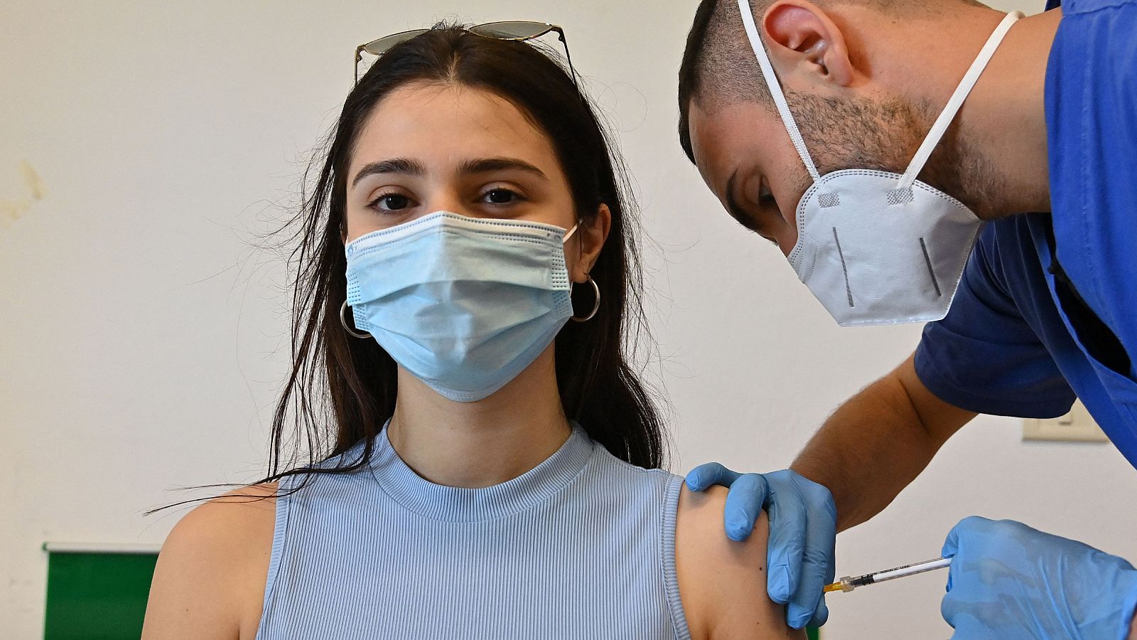 Una joven recibe la vacuna de Pfizer / BioNTech.