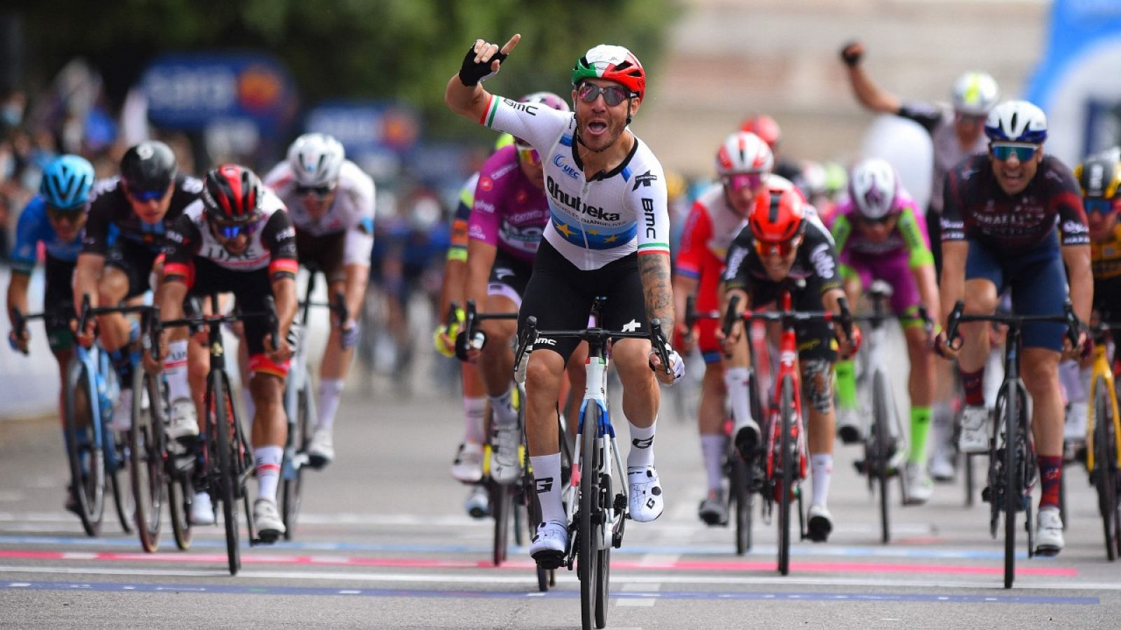 El ciclista italiano Giacomo Nizzola celebra su victoria en la decimotercera etapa del Giro 2021.