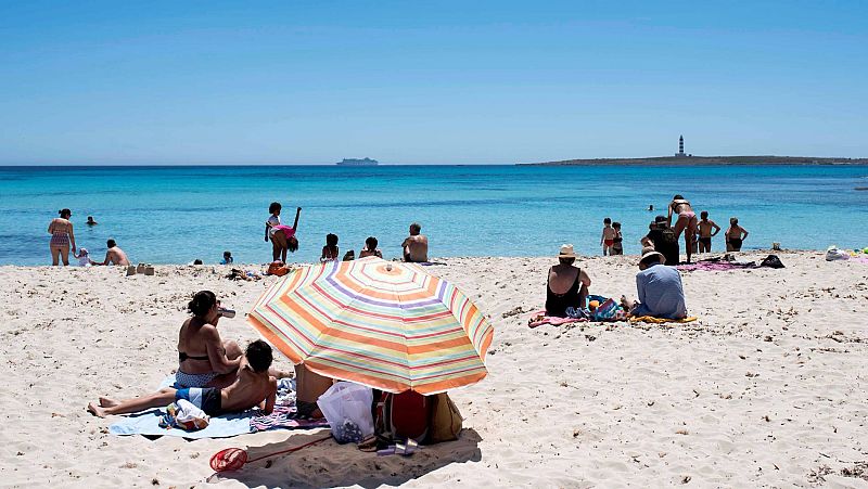 Veraneantes en la playa de Punta Prima, en Sant Lluís, Menorca