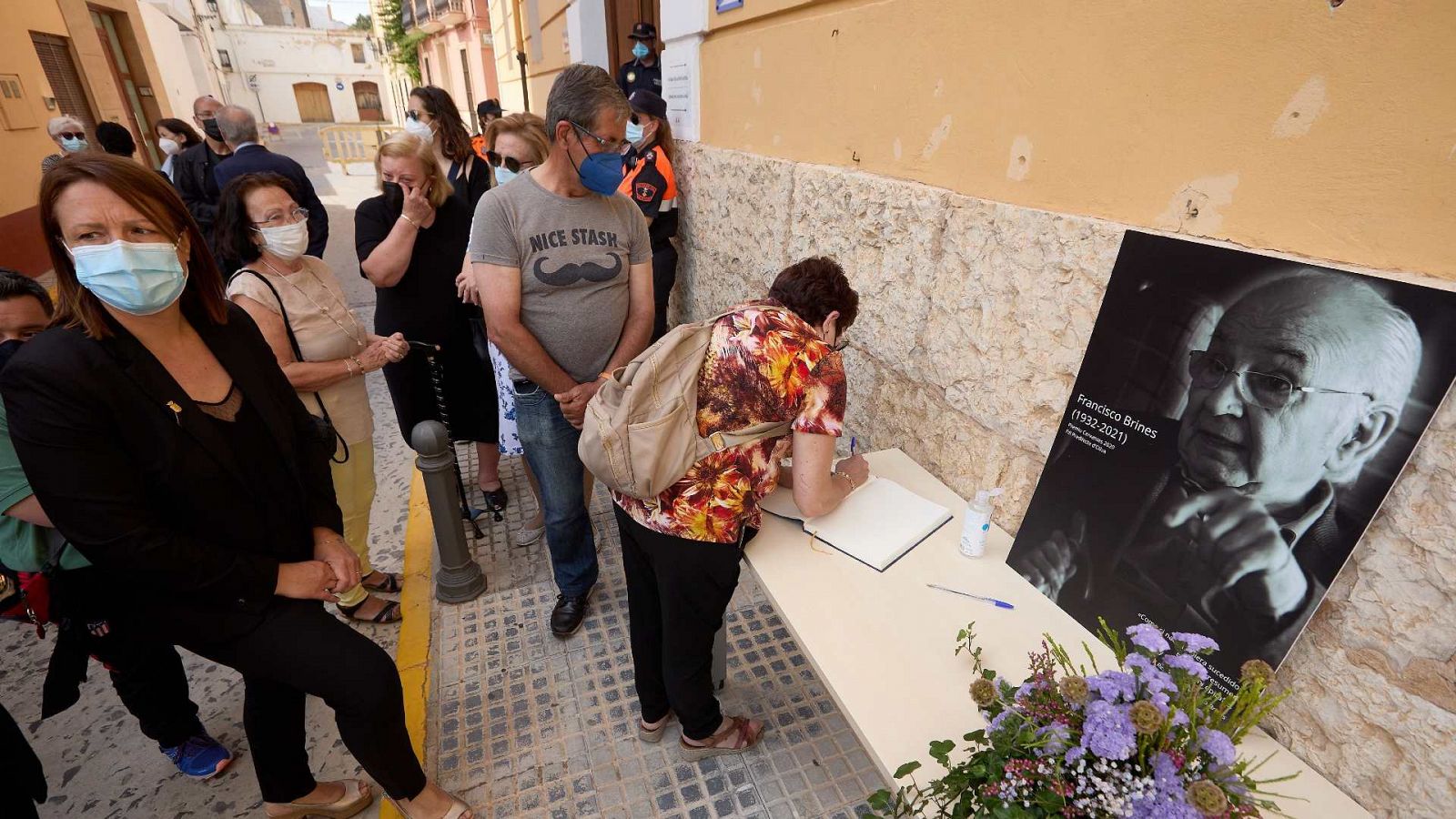 Una vecina de Oliva escribe en el libro de condolencias.