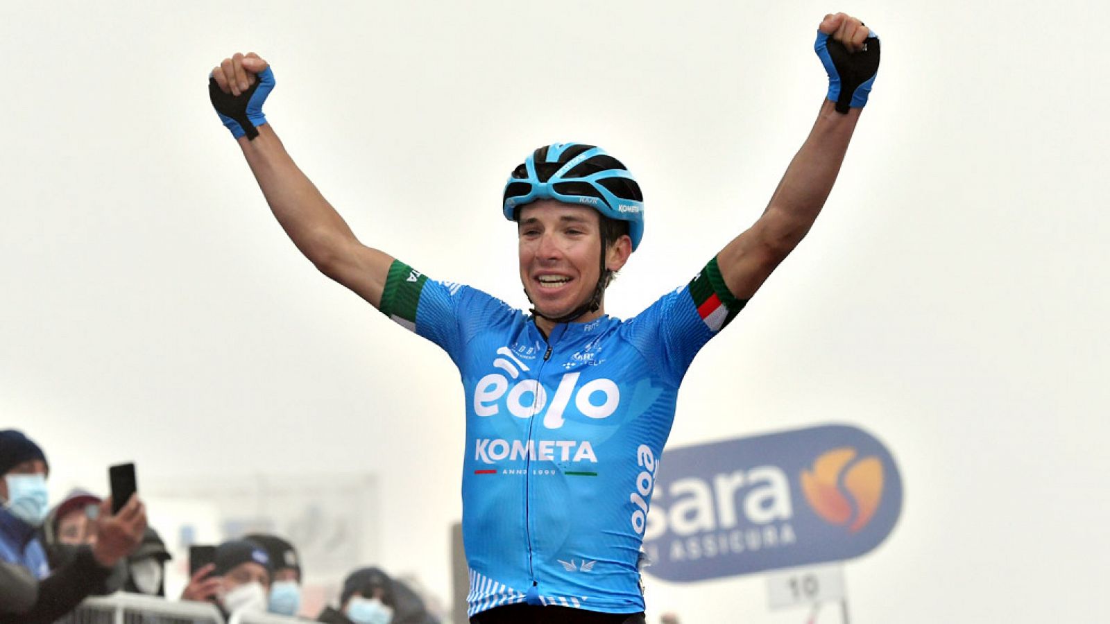 Lorenzo Fortunato celebra la victoria en el Monte Zoncolan, final de la etapa 14 del Giro de Italia 2021.