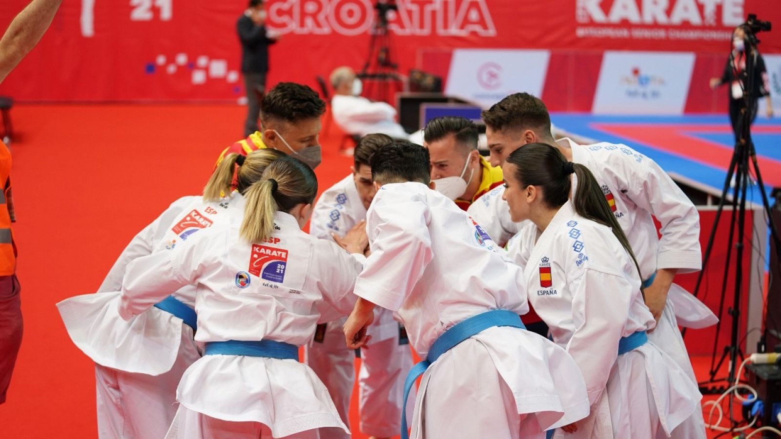 Imagen de los equipos masculino y femenino de kata.