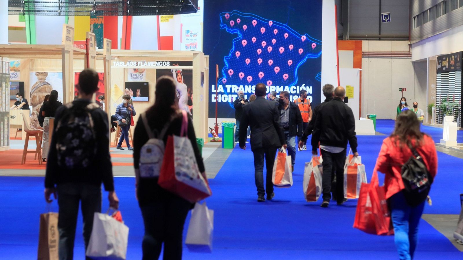 Varias personas visitan la Feria Internacional de Turismo en Madrid