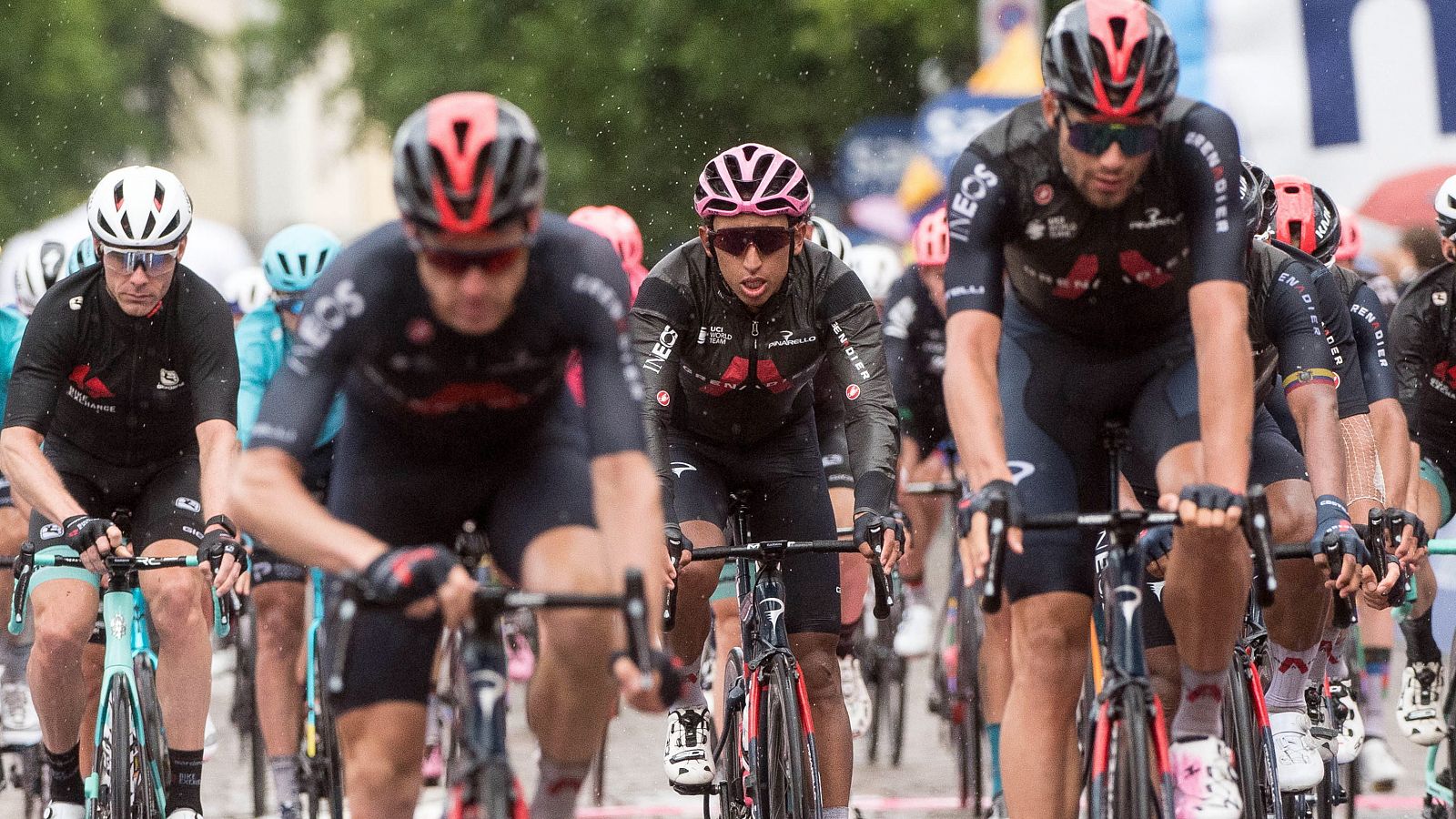 Egan Bernal, junto a los corredores de su equipo.