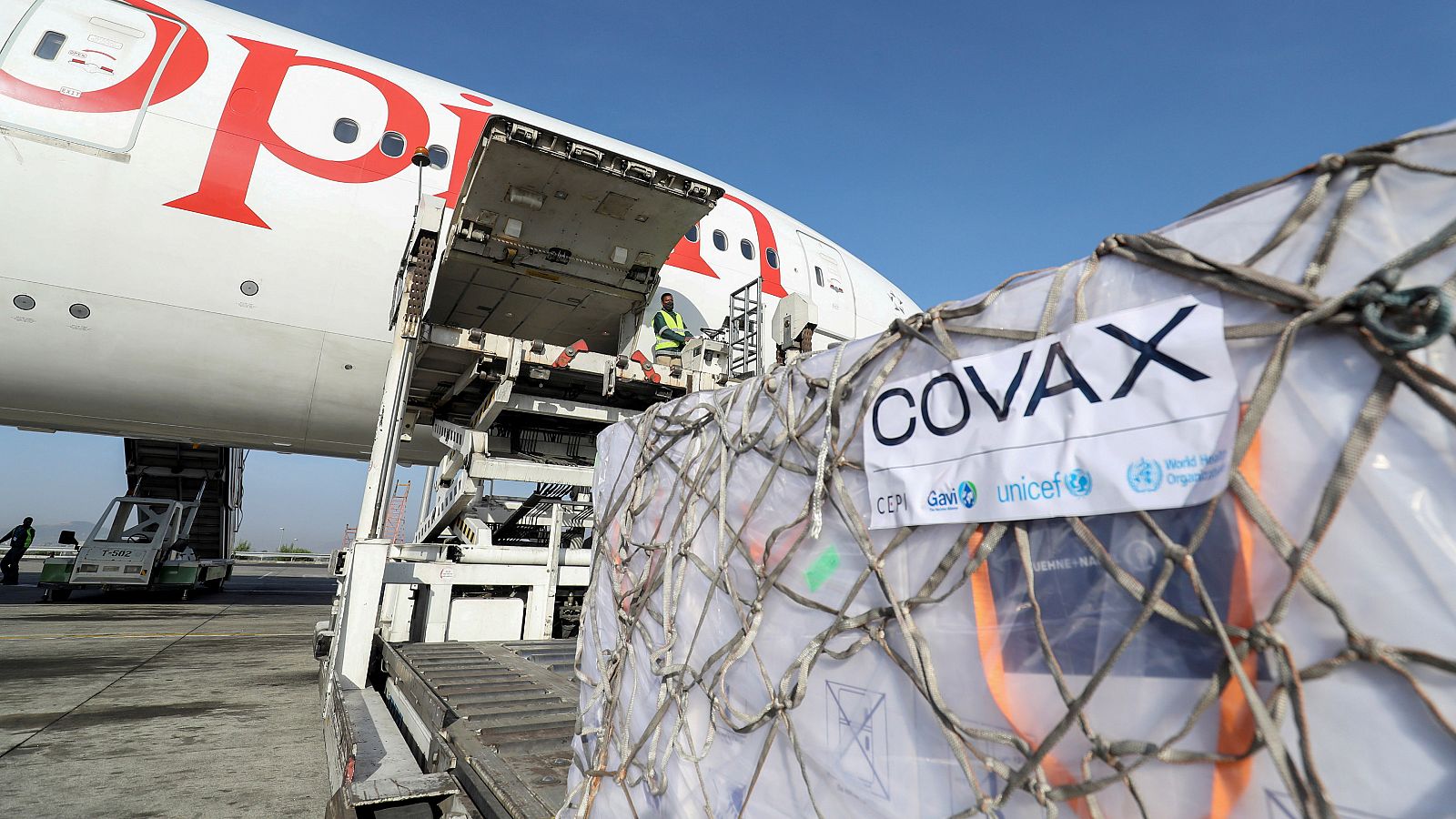 Cargamento de COVAX, a su llegada al aeropuerto de Adís Abeba, Etiopía.