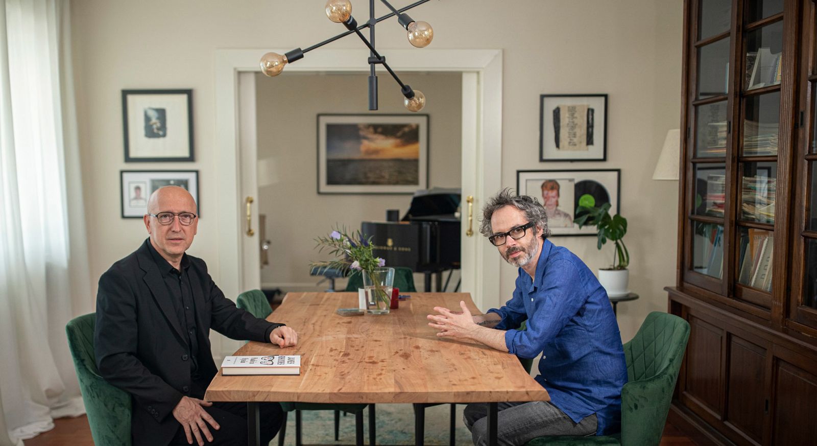 Óscar López, director y presentador de 'Página Dos' con el pianista y escritor James Rhodes