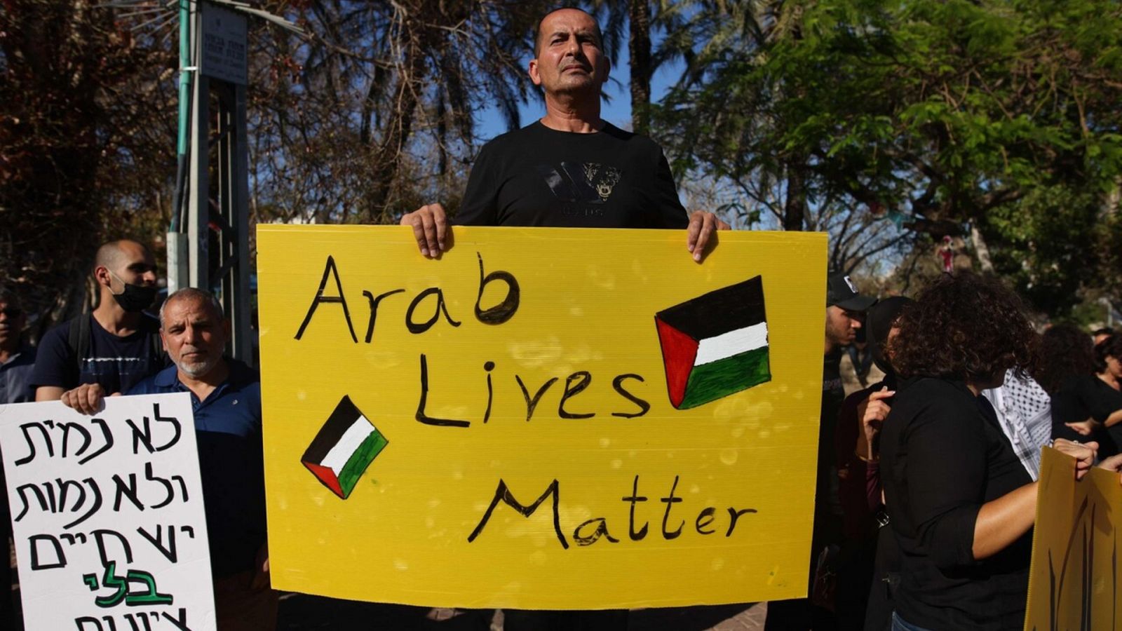 Árabes israelíes protestan, en Tel Aviv, el 18 de mayo, contra la ocupación de los territorios palestinos y la campaña de bombardeos sobre Gaza. En el cartel  se lee: "las vidas árabes importan". Foto: Ahmad GHARABLI / AFP