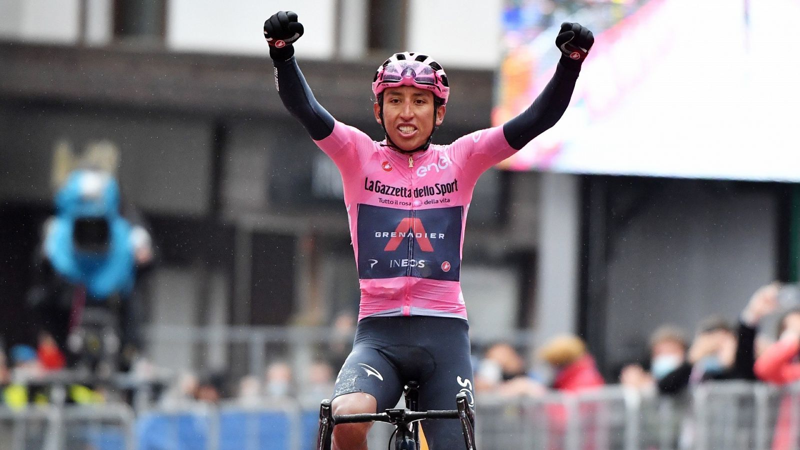 Egan Bernal hace honor al rosa conquistando la etapa reina y se mete medio Giro en el bolsillo