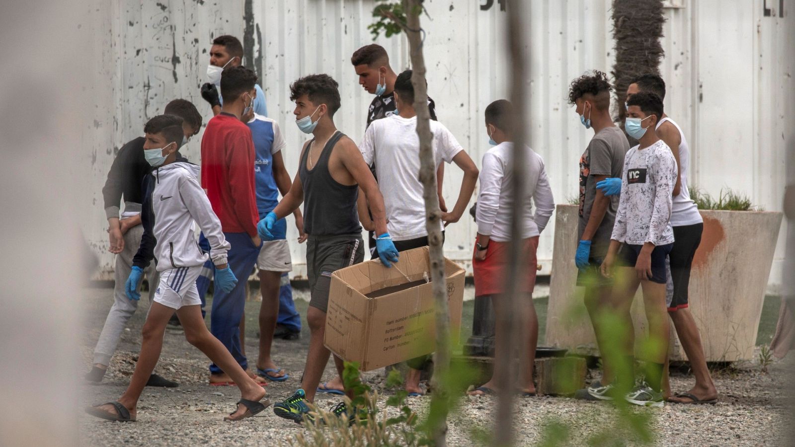 Varios menores en el interior del albergue de Piniers, en Ceuta.